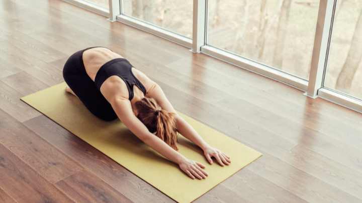 Read more about the article 5 Yoga Asanas To Ease Arthritis And Manage Its Symptoms