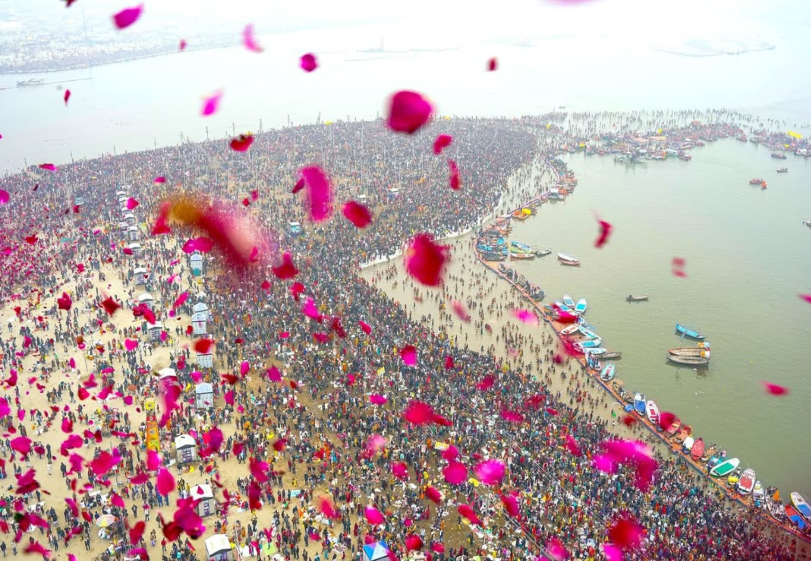 pushp-varsha-in-mahakumbh-prayagraj